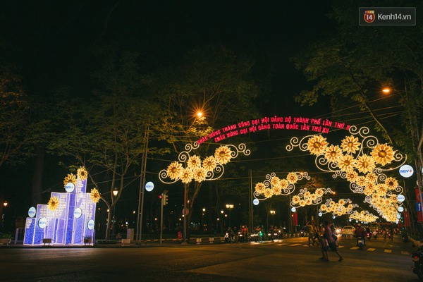 Chùm ảnh: Rực rỡ đèn hoa trang trí Tết trên các tuyến đường trung tâm Sài Gòn - Ảnh 3.