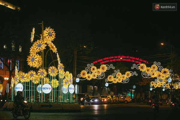 Chùm ảnh: Rực rỡ đèn hoa trang trí Tết trên các tuyến đường trung tâm Sài Gòn - Ảnh 5.