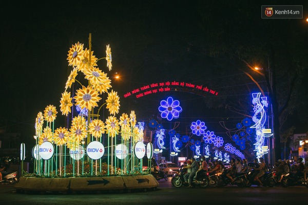 Chùm ảnh: Rực rỡ đèn hoa trang trí Tết trên các tuyến đường trung tâm Sài Gòn - Ảnh 7.