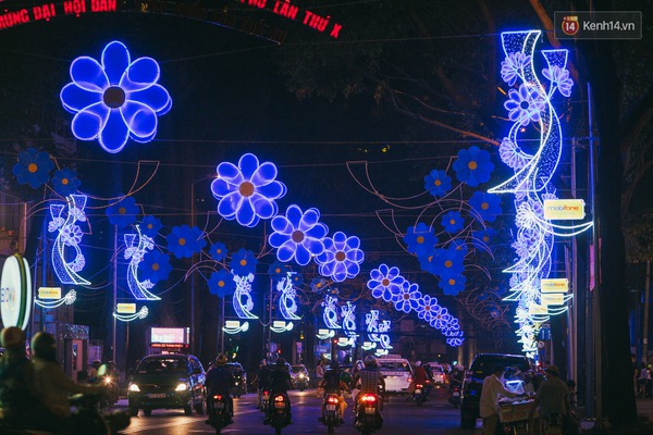 Chùm ảnh: Rực rỡ đèn hoa trang trí Tết trên các tuyến đường trung tâm Sài Gòn - Ảnh 8.