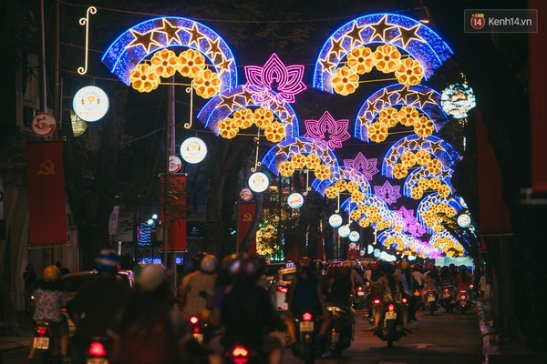 Chùm ảnh: Rực rỡ đèn hoa trang trí Tết trên các tuyến đường trung tâm Sài Gòn - Ảnh 9.