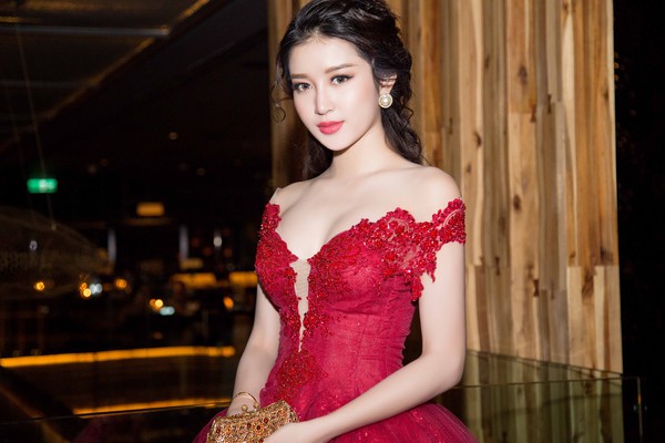 &Aacute; hậu Huyền My đọ vẻ gợi cảm c&ugrave;ng Hoa hậu Jennifer trong sự kiện - Ảnh 3.