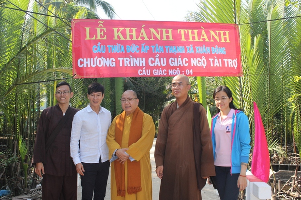 L&yacute; Hải về qu&ecirc; tặng qu&agrave; cho c&aacute;c cụ gi&agrave; neo đơn - Ảnh 1.