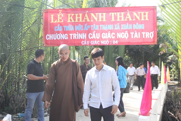 L&yacute; Hải về qu&ecirc; tặng qu&agrave; cho c&aacute;c cụ gi&agrave; neo đơn - Ảnh 4.