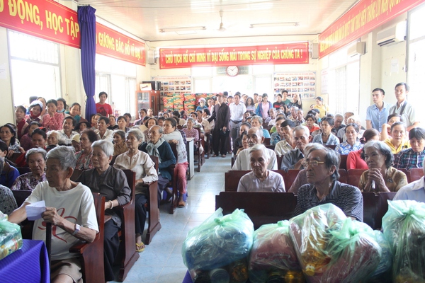L&yacute; Hải về qu&ecirc; tặng qu&agrave; cho c&aacute;c cụ gi&agrave; neo đơn - Ảnh 6.