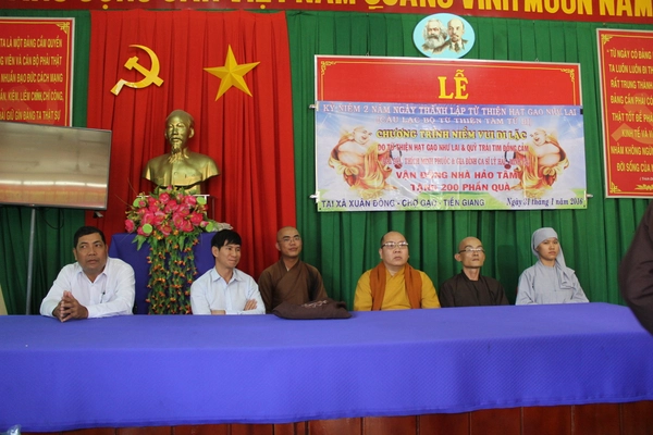L&yacute; Hải về qu&ecirc; tặng qu&agrave; cho c&aacute;c cụ gi&agrave; neo đơn - Ảnh 5.