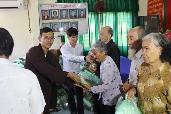 L&yacute; Hải về qu&ecirc; tặng qu&agrave; cho c&aacute;c cụ gi&agrave; neo đơn - Ảnh 10.