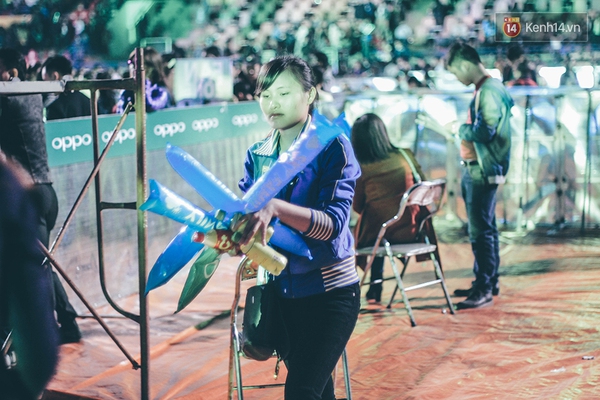 H&igrave;nh ảnh đẹp sau liveshow Sơn T&ugrave;ng M-TP: C&aacute;c Sky ở lại nhặt sạch r&aacute;c trước khi ra về - Ảnh 4.
