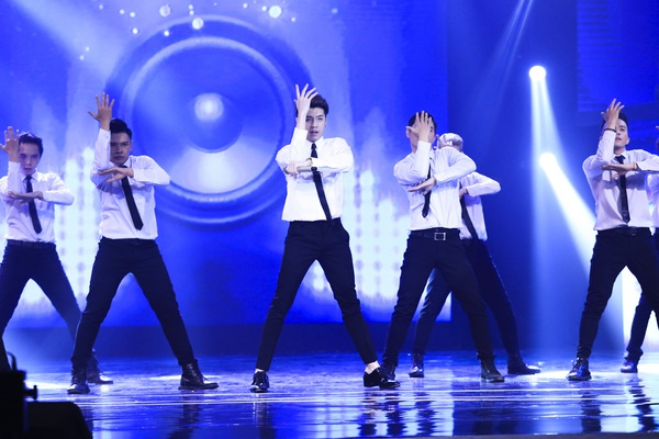 Noo Phước Thịnh, Đông Nhi, Isaac khiến fan mê mệt trên sân khấu HTV Awards - Ảnh 8.
