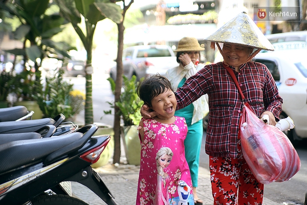 Nụ cười của cô bé không có tay mưu sinh giữa Sài Gòn - Ảnh 1.