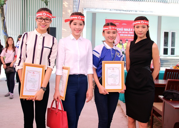 Th&uacute;y V&acirc;n, Lệ Hằng, Diễm Trang giản dị đi hiến m&aacute;u nh&acirc;n đạo - Ảnh 10.