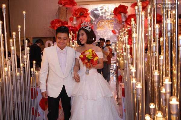 V&acirc;n Trang đội vương miện như Hoa hậu, h&ocirc;n chồng say đắm trong tiệc cưới - Ảnh 6.