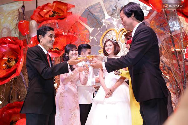 V&acirc;n Trang đội vương miện như Hoa hậu, h&ocirc;n chồng say đắm trong tiệc cưới - Ảnh 2.