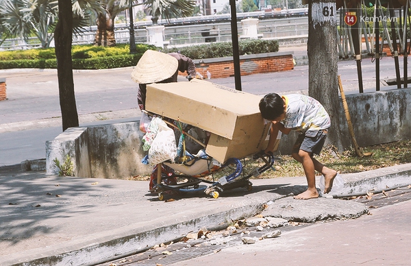 Ai thấy cũng xót xa: Bé gái 3 tháng tuổi nằm nôi theo bà ngoại rong ruổi khắp nơi bán vé số - Ảnh 2.