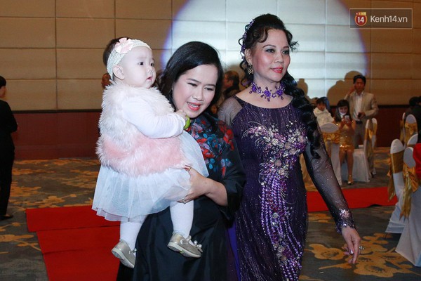 Trang Nhung v&agrave; con g&aacute;i rạng rỡ trong đ&aacute;m cưới ở H&agrave; Nội - Ảnh 16.