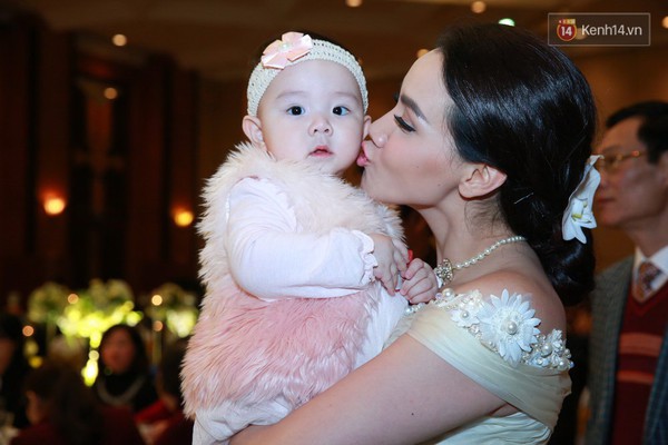 Trang Nhung v&agrave; con g&aacute;i rạng rỡ trong đ&aacute;m cưới ở H&agrave; Nội - Ảnh 21.