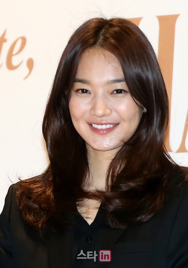 Shin Min Ah bị soi mặt b&aacute;nh bao b&eacute;o tr&ograve;n tại sự kiện - Ảnh 3.