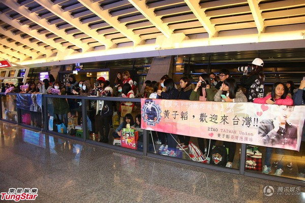 Rời EXO, Hoàng Tử Thao vẫn được fan vây đón nhiệt tình, theo đến tận khách sạn - Ảnh 1.