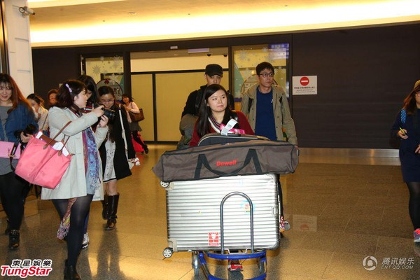 Rời EXO, Hoàng Tử Thao vẫn được fan vây đón nhiệt tình, theo đến tận khách sạn - Ảnh 2.