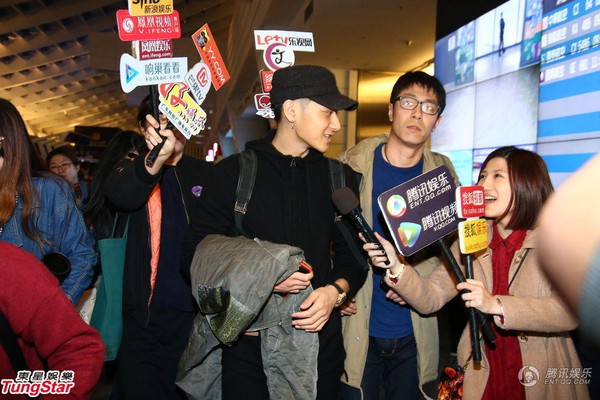 Rời EXO, Hoàng Tử Thao vẫn được fan vây đón nhiệt tình, theo đến tận khách sạn - Ảnh 4.