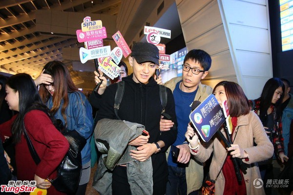 Rời EXO, Hoàng Tử Thao vẫn được fan vây đón nhiệt tình, theo đến tận khách sạn - Ảnh 5.