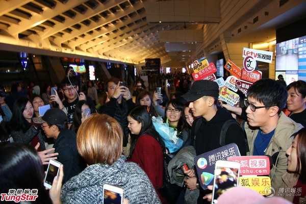 Rời EXO, Hoàng Tử Thao vẫn được fan vây đón nhiệt tình, theo đến tận khách sạn - Ảnh 6.