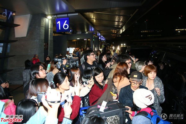 Rời EXO, Hoàng Tử Thao vẫn được fan vây đón nhiệt tình, theo đến tận khách sạn - Ảnh 8.