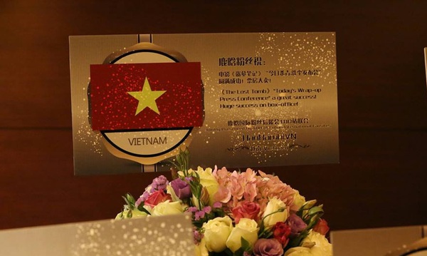 Lộc Hàm điển trai bên Tỉnh Bách Nhiên, được fan Việt tặng hoa - Ảnh 2.