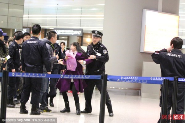 Fan cuồng Hoắc Kiến Hoa gào khóc ăn vạ tại sân bay để tặng quà thần tượng - Ảnh 2.