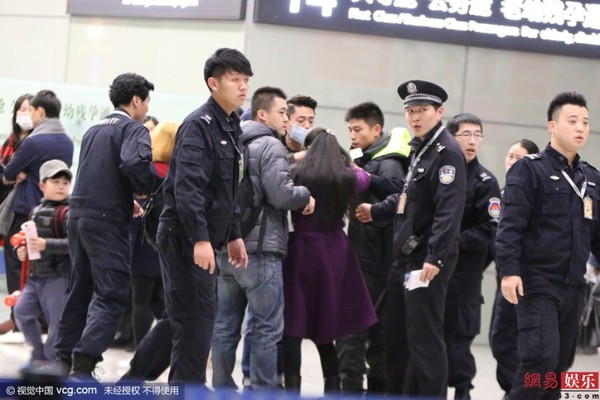 Fan cuồng Hoắc Kiến Hoa gào khóc ăn vạ tại sân bay để tặng quà thần tượng - Ảnh 4.
