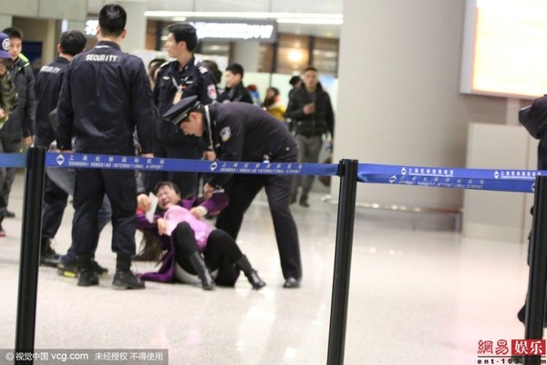 Fan cuồng Hoắc Kiến Hoa gào khóc ăn vạ tại sân bay để tặng quà thần tượng - Ảnh 5.