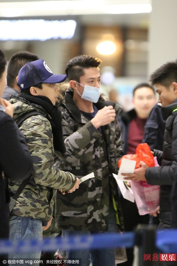 Fan cuồng Hoắc Kiến Hoa gào khóc ăn vạ tại sân bay để tặng quà thần tượng - Ảnh 8.