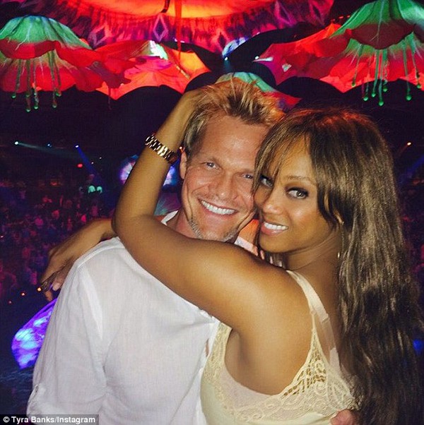 Tyra Banks c&oacute; con đầu l&ograve;ng ở tuổi 42 nhờ phương ph&aacute;p mang thai hộ - Ảnh 2.
