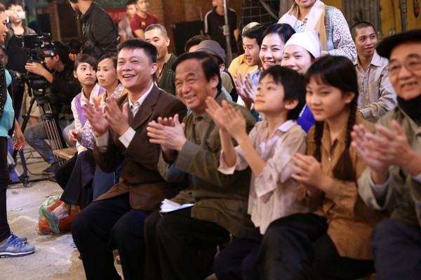 Bếp ph&oacute; MC Quang Minh xắn quần tắm lợn trong Tết nghĩa l&agrave; hy vọng - Ảnh 7.