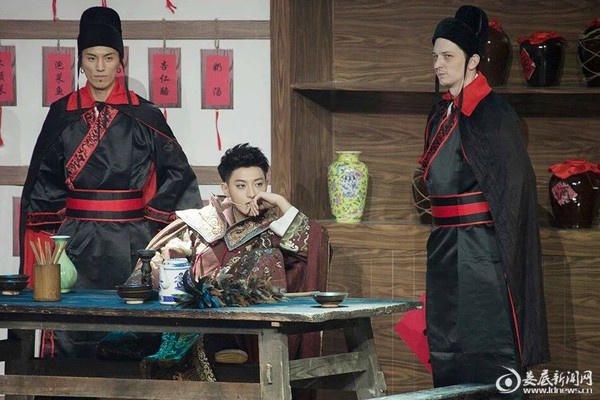 Ho&agrave;ng Tử Thao khoe vẻ điển trai giữa vườn hoa mặc chỉ tr&iacute;ch - Ảnh 7.