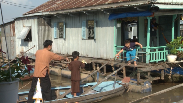 Bố ơi: Bi béo gân cổ hát Chắc ai đó sẽ về của Sơn Tùng - Ảnh 3.