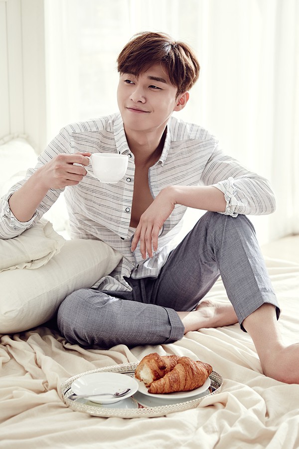 Rụng tim trước bộ ảnh mới đẹp trai như ho&agrave;ng tử của Park Seo Joon - Ảnh 9.