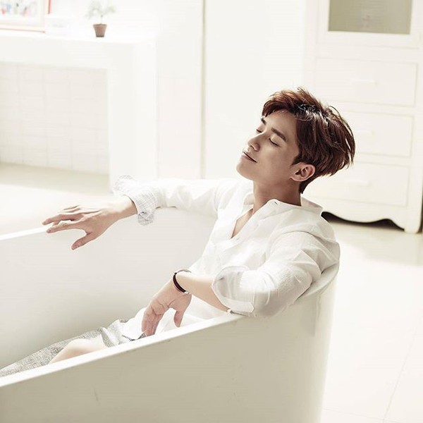 Rụng tim trước bộ ảnh mới đẹp trai như ho&agrave;ng tử của Park Seo Joon - Ảnh 11.