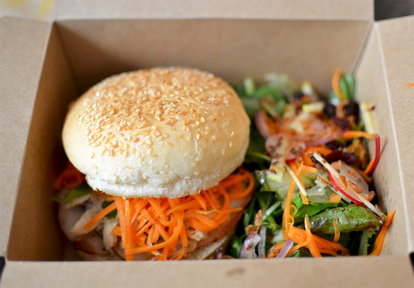 Món mới cần thử ngay: burger mang vị bánh mì Việt - Ảnh 4.