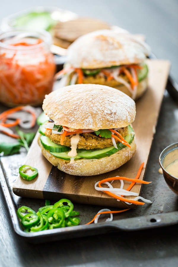 Món mới cần thử ngay: burger mang vị bánh mì Việt - Ảnh 6.