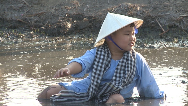 Bố ơi: Tốt-ti say sưa chăn vịt đến... tụt cả quần - Ảnh 7.