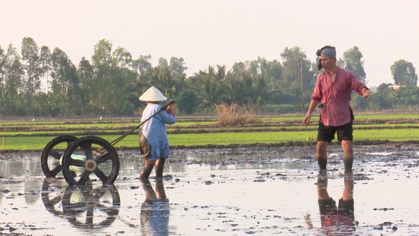 Bố ơi: Tốt-ti say sưa chăn vịt đến... tụt cả quần - Ảnh 12.