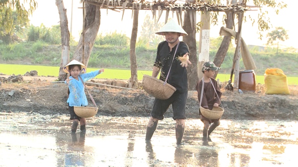 Bố ơi: Tốt-ti say sưa chăn vịt đến... tụt cả quần - Ảnh 15.