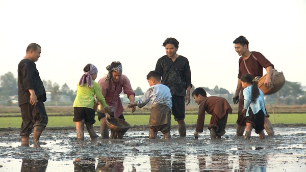 Bố ơi: Tốt-ti say sưa chăn vịt đến... tụt cả quần - Ảnh 16.