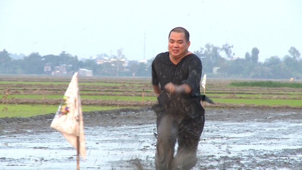 Bố ơi: Tốt-ti say sưa chăn vịt đến... tụt cả quần - Ảnh 23.