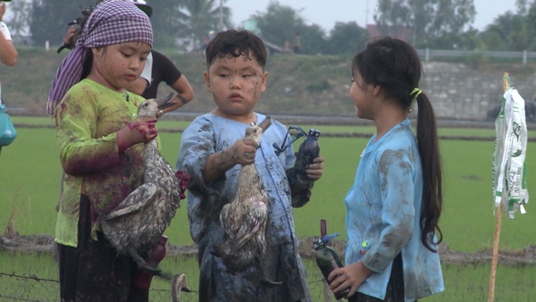 Bố ơi: Tốt-ti say sưa chăn vịt đến... tụt cả quần - Ảnh 25.