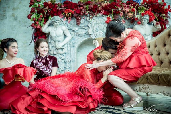 T&igrave;nh cũ 10 năm của Mario Maurer hạnh ph&uacute;c trong ng&agrave;y cưới với chồng điển trai - Ảnh 3.