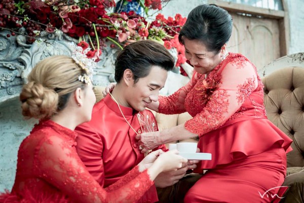 T&igrave;nh cũ 10 năm của Mario Maurer hạnh ph&uacute;c trong ng&agrave;y cưới với chồng điển trai - Ảnh 4.