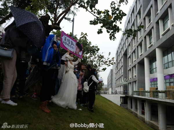 Fan cuồng mặc váy cô dâu, đòi cưới mỹ nam Vương Tuấn Khải (TFBOYS) - Ảnh 1.
