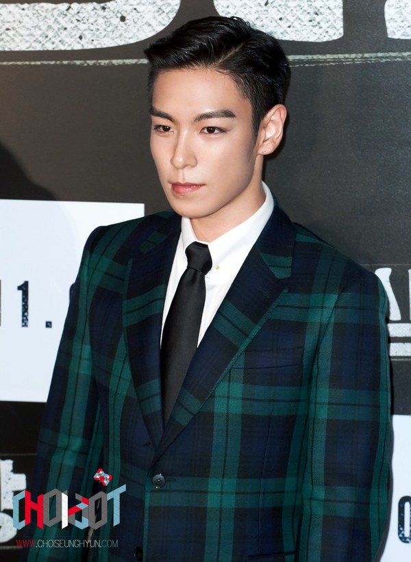 T.O.P (Big Bang) bị chỉ tr&iacute;ch v&igrave; vứt thuốc l&aacute; xuống đường trước mặt fan - Ảnh 3.